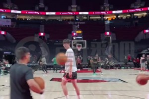 为空切做准备？杨瀚森赛前训练挡拆后顺下接球飞扣