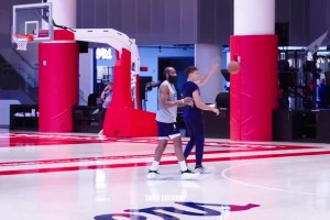 经典环节！博格丹和哈登训练中比拼三分投射！