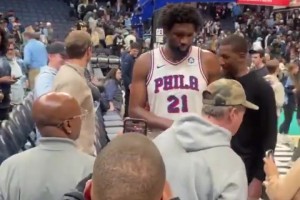 球迷当面骂恩比德：你除了假摔啥也不会！后者没有回应