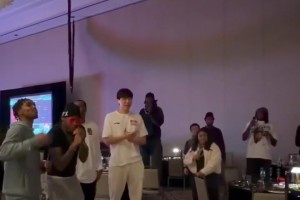 开拓者全队给斯普利特过41岁生日，杨瀚森中英文献唱生日歌！