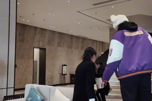 误入小人国！女姚明张子宇入驻酒店 进电梯得弯着腰！