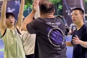 野球场建议别这么打，这种突破基本上宁愿犯规也不会让你轻易进球