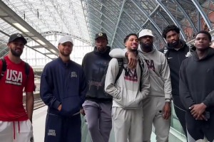 这群人会打篮球吗出来一个个单挑！唯独左二那该死的气质一双凉拖