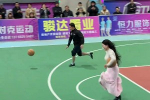 放水了！篮球网红鸡哥解说与网红贵州篮球表妹的全场跑篮比拼