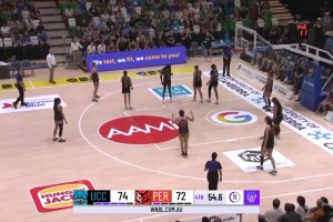 卧槽神仙绝杀！澳女篮韩旭关键帽 但队友传球被断被超远压哨绝杀