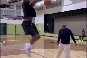 与快船闹掰后赋闲在家！40岁的老保罗训练中上演接球暴扣！