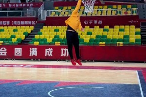 看着不是矮框！1米78、90公斤大叔自抛自扣！身体素质真好