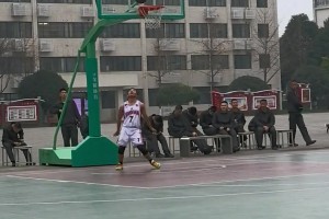 王哲林附体！野球场一位7号小哥篮下无人防连续3次打板打铁