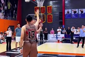 CBA八冠中锋苏伟此前给球员传授低位技巧，一个转身直接过人！