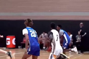 打个班赛遇到个怪物！17岁的阿门高中比赛上演滑翔暴扣！