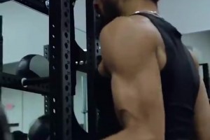 穿衣显瘦，脱衣有肉！特雷·杨这肌肉打败百分之九十的吧友吧？