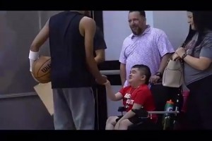 真走了！特雷·杨今早还晒告别视频，送给他的铁杆小粉丝！