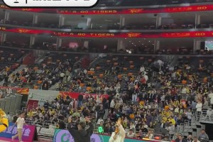 CBA比赛中场休息时，一名观众中圈投篮命中，奖金12000元！