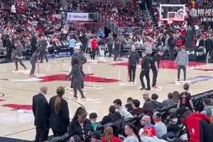 历史级罕见延迟！因球场出冷凝水 9点开打比赛11点还在擦地板