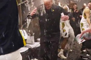 13连败苦尽甘来！步行者在更衣室为卡莱尔庆祝千胜！