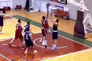 甚至后撤步三分！进入NBA以前”瘦弱”的字母哥是什么样的？