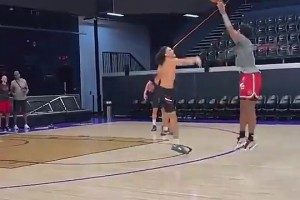 三分是不是真练不出来了？阿门休赛期曾针对投篮辛苦训练