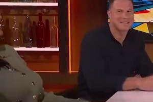 顶级控卫视野？纳什不慎击中美女主持傲人上围~钻到桌下缓解尴尬