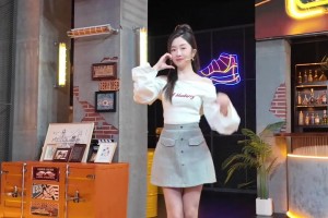 女主播裴优晒自己热舞视频配文：看球看开心了！！