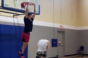 努力到了就会成功！本以为这是人类无法完成的扣篮……