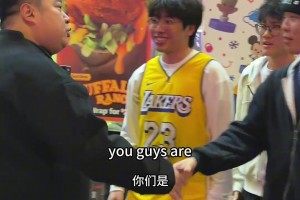 网红瑞哥在美国洛杉矶遇到中国学生 其中一位还是詹姆斯粉丝