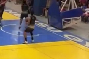 球场危险瞬间！男生抓框没想到篮筐倒下来了！千斤顶不想赔钱！