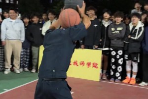 高手在民间！37岁保安大叔花式篮球秀翻全场 少年们叹服不已