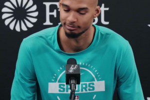 解锁少林俗家弟子皮肤~文班亚马回应剃光头 美人尖还挺漂亮