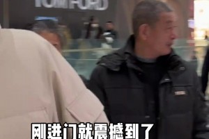 当身高2米的许诺cos女将逛商场 好强的压迫感路人都震惊了