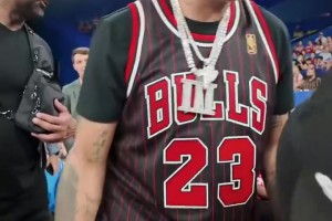 艾弗森观战WNBL，刚好还是韩旭的比赛