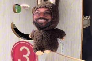 现在的05后学生还是挺可爱的啊！男学生背包挂着个可爱的老詹