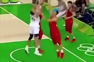 当年贼猛！阿联被戈贝尔帽后，马上连送两记火锅+暴扣回击！！！