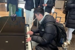 国内职业球员还会谈钢琴的怕只有他吧？