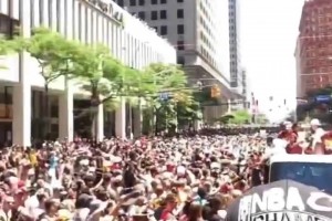 还有人记得这一幕吗？十年前骑士1-3逆转夺冠，游行庆祝！