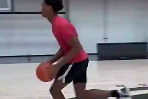 地表最强身体素质？阿门此前的罚球线轻松扣篮！