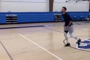 真的一模一样！库里模仿恩比德打球！喊出来的那一刻真的绷不住了