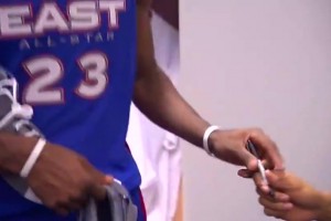 今年没进首发了！老詹当年首进全明星时，让队友在鞋上签名留念