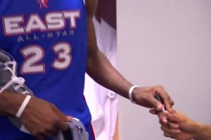 21年了！詹姆斯首次进全明星时，让队友们在鞋子上签名留念