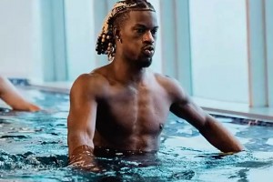 天道酬勤的代言人！巴特勒此前中国行，早起到泳池锻炼身体