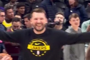 之前在独行侠共事过！东契奇赛前和掘金助教杜德利打闹~