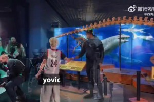 一站就是两个小时也是不易！杨瀚森随开拓者参加季票球迷活动