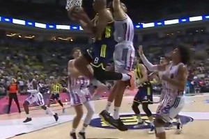 当年湖人反篮小王子！25岁霍顿·塔克在欧洲应该算是降维打击吧