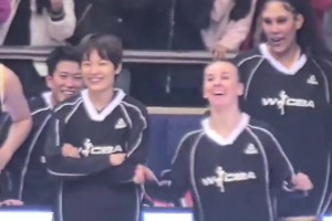 当“大可爱”遇上“小可爱”...女篮队员学萌娃拍球摇摆！