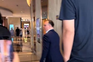 小朋友们高兴坏了！球迷在亚特兰蒂斯酒店偶遇姚明夫妇