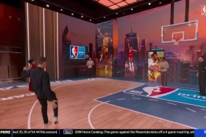 能整活！纳什将球踢给德克，后者三分命中后做出库里晚安庆祝动作