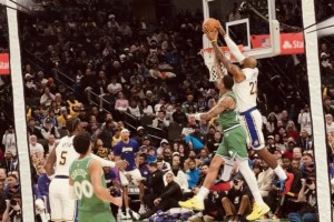 差点又一张名画！詹姆斯高高跃起欲空接隔扣！可惜没扣进去啊…