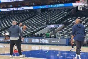 让你想起了谁？浓眉带伤坚持训练，只用单手罚球