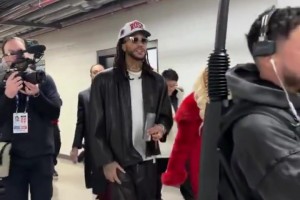 今天哥们球衣退役！罗斯抵达现场，摄影师们一顿咔咔乱拍