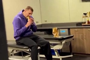 抓住了！约基奇他终于在更衣室里吃了Quesarito...