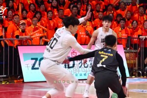 嘿，哥们，打球呢，扯我裤子干啥？